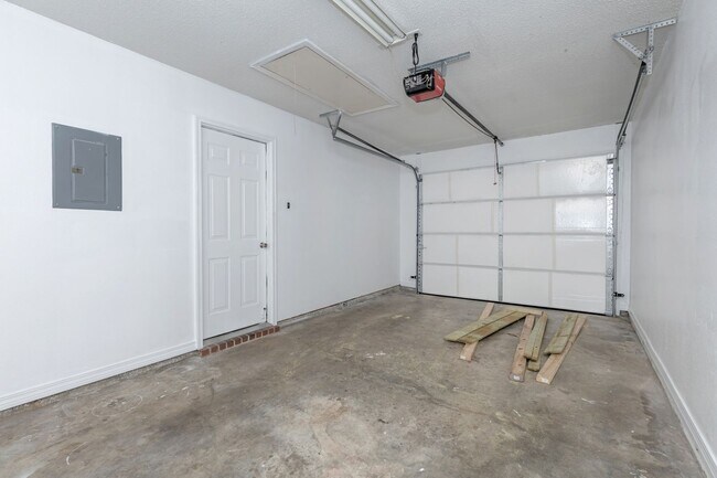 Building Photo - 602 Ronda Ln