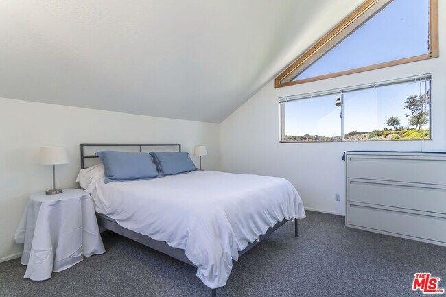 Building Photo - 1260 Linda Flora Dr