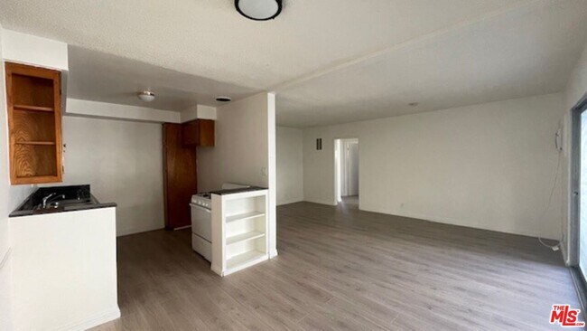 Building Photo - 832 S Gramercy Pl