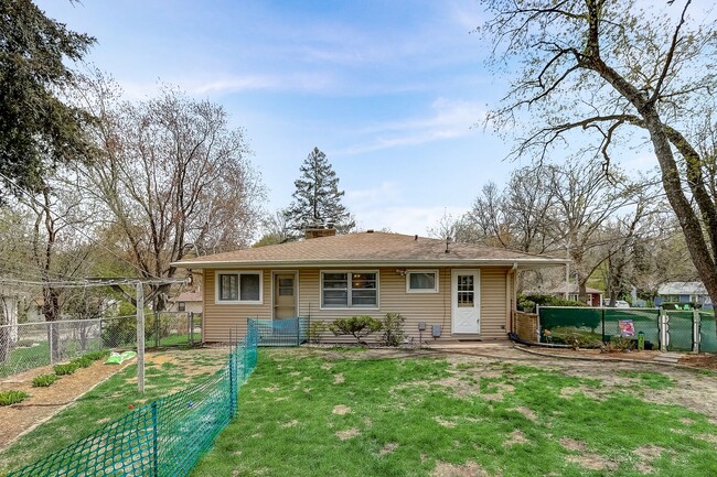 Building Photo - Charming Bi-Level Home in Sunset Village -...