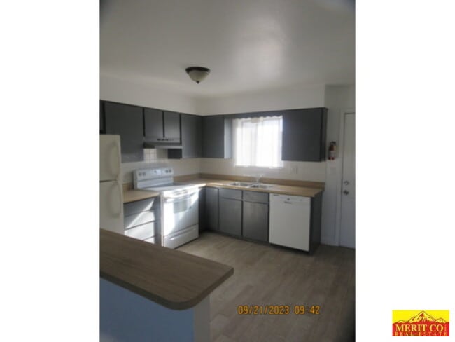 Building Photo - Townhome
