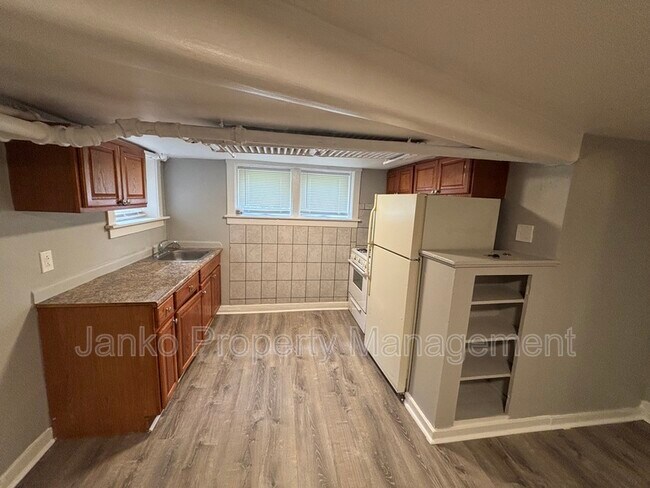 Primary Photo - 5911 W Huron St