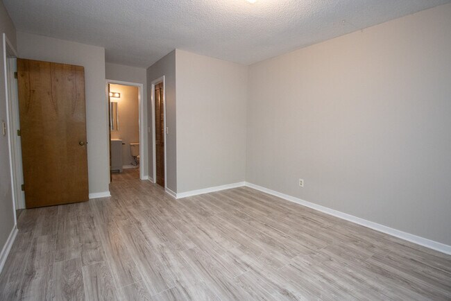 Building Photo - Spacious 2BR 2BA townhome in Village Creek!