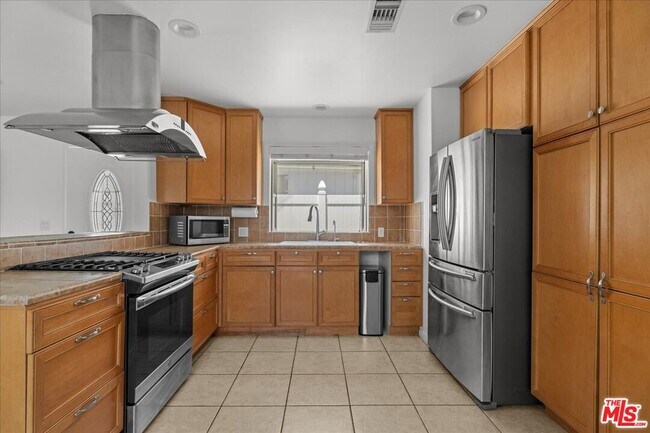 Building Photo - 6443 Matilija Ave