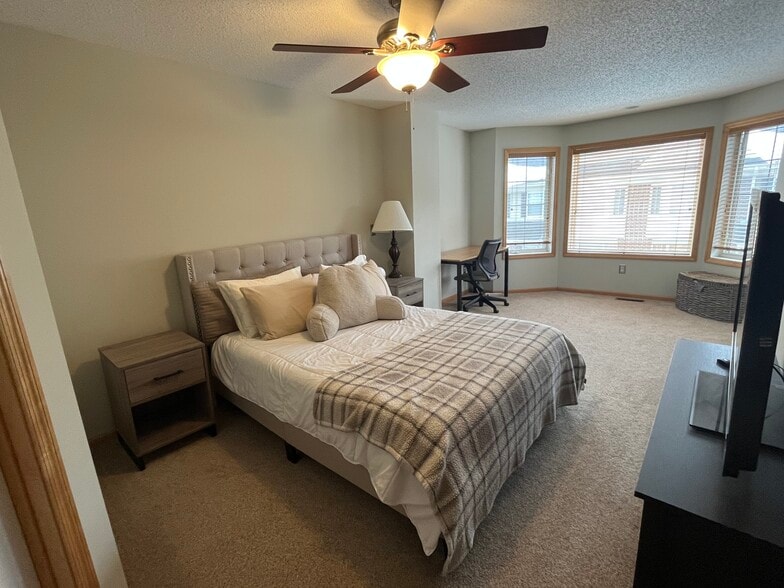 Master bedroom - 1510 Zarthan Ave S. #105