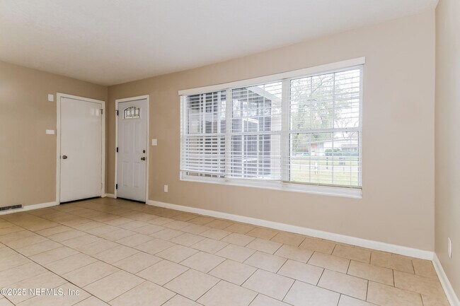 Building Photo - 1146 Busac Ave