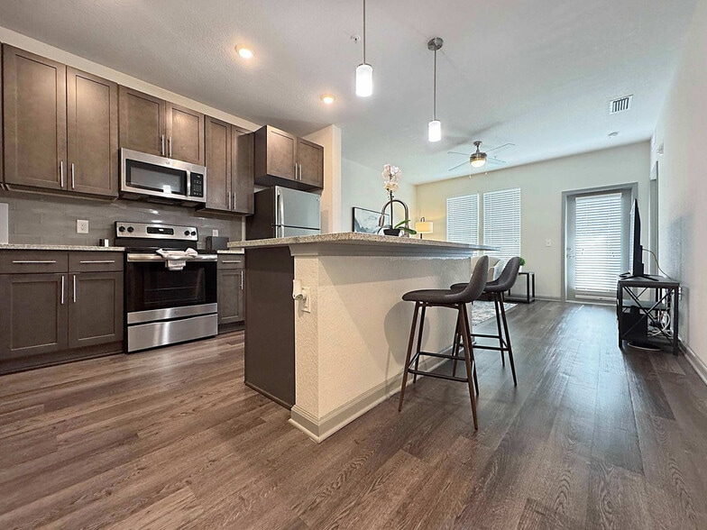 Building Photo - 1515 Flournoy Lp