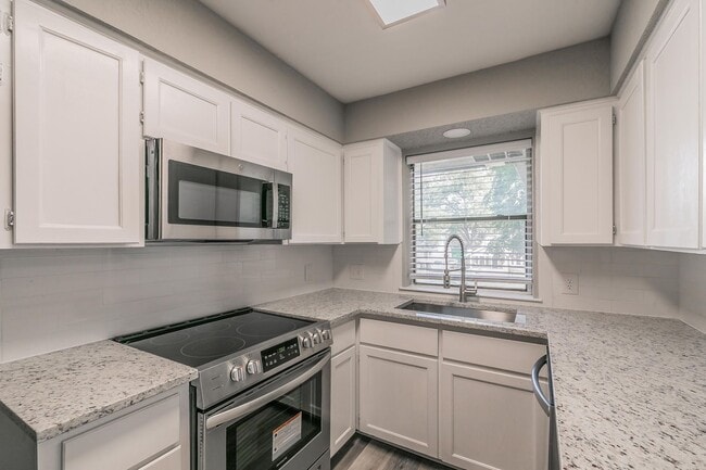 Building Photo - COMING SOON! FULLY REMODELED 2 bedroom, 2 ...