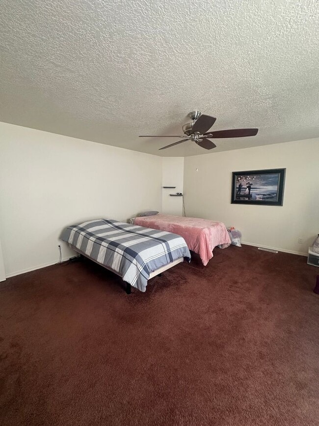 Building Photo - NE Heights 3 bed 2.5 Bath Townhome