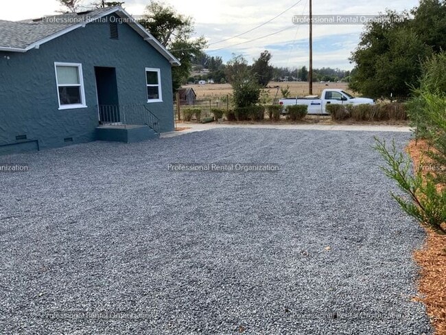 Building Photo - Country property minutes from downtown Pet...