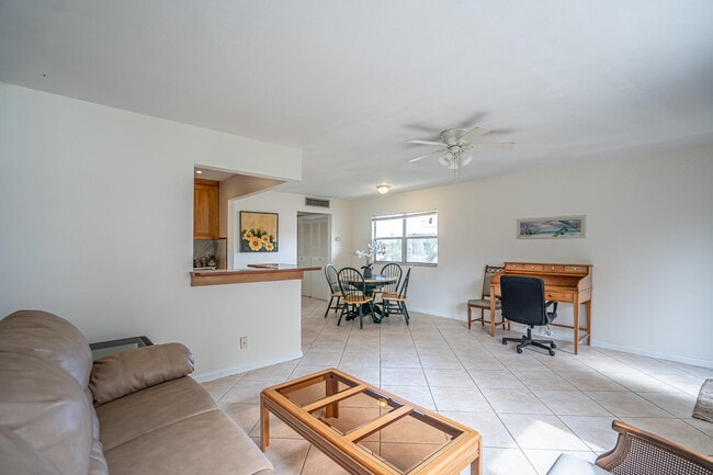 Building Photo - 467 Saxony Way