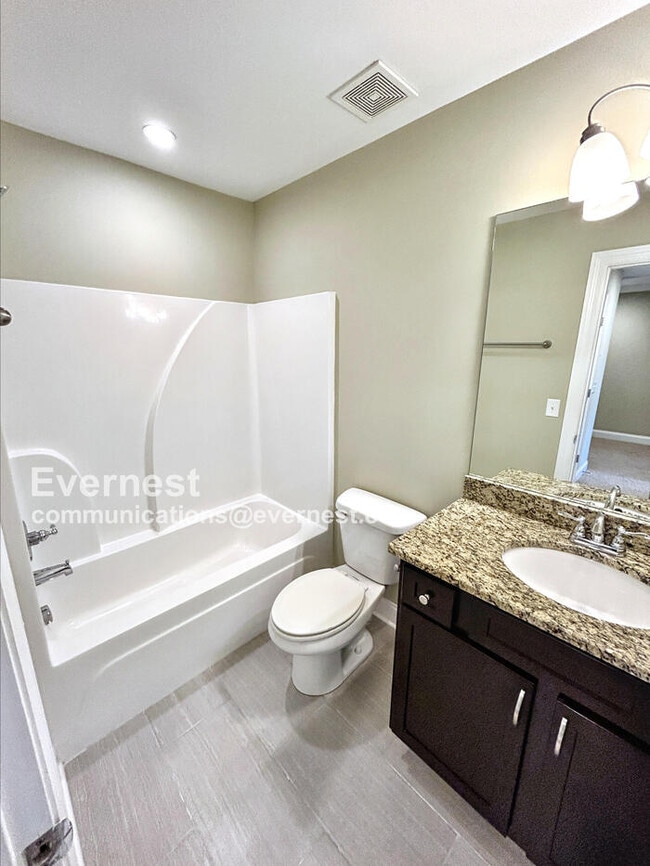Building Photo - Spacious 3-Bedroom Home with Modern Comfor...