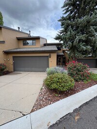 Building Photo - Vacation Rental: Golf Course Views Country Club Townhome