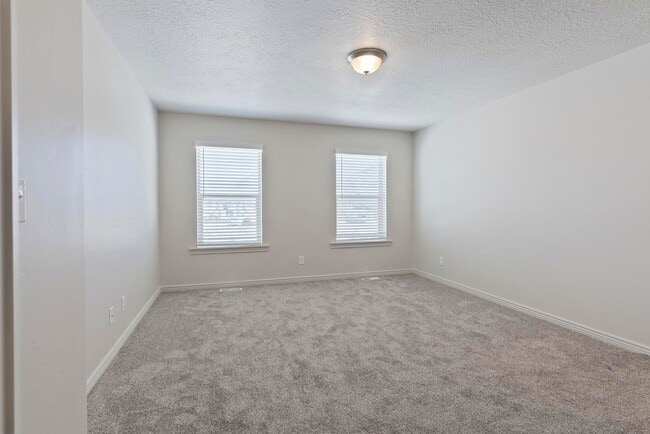 Building Photo - Chic 3 Bed 2.5 Bath Townhome in Spanish Fork!