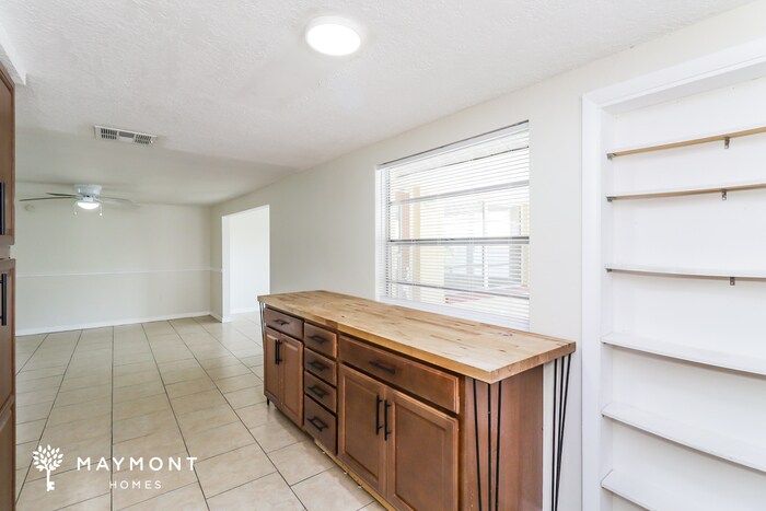 Building Photo - 7125 Sandalwood Dr