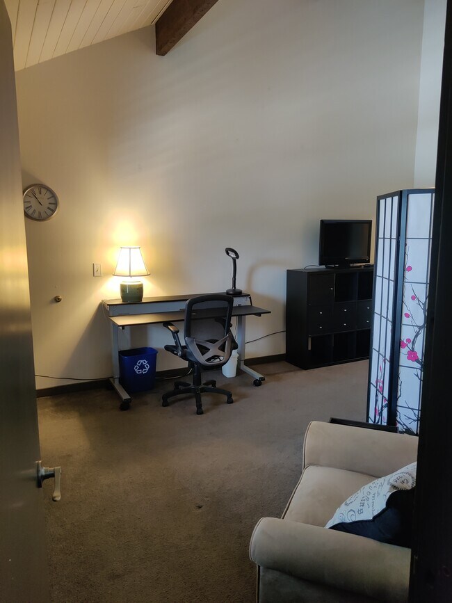 Workstation - 18575 SW Century Dr