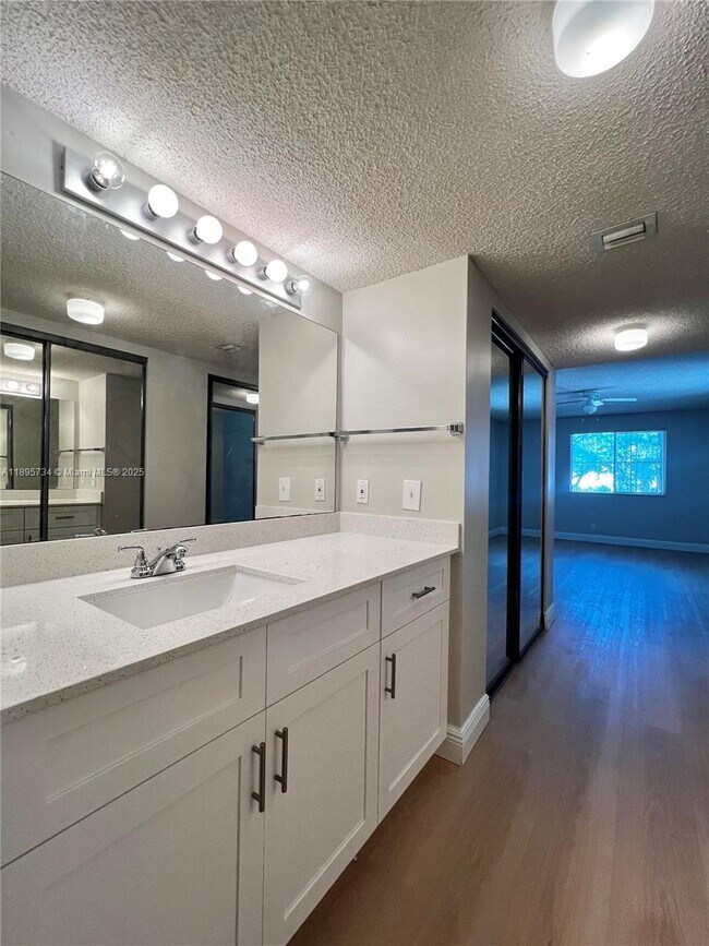 Building Photo - 9855 Westview Dr