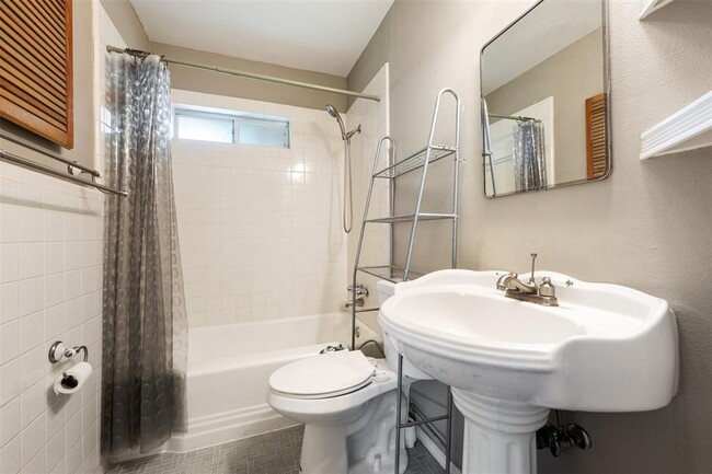 Building Photo - 2605 W 49th St