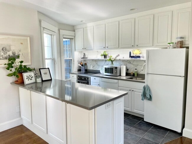 Building Photo - 11 W Elm Ave