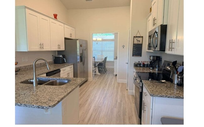 Building Photo - 297 SW Silverpalm Dr