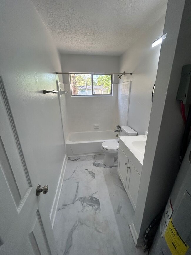 Building Photo - 4539 Bluff Rd