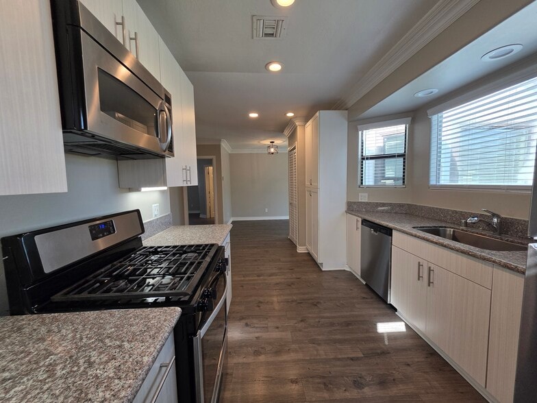 Building Photo - 2404 Morningside St