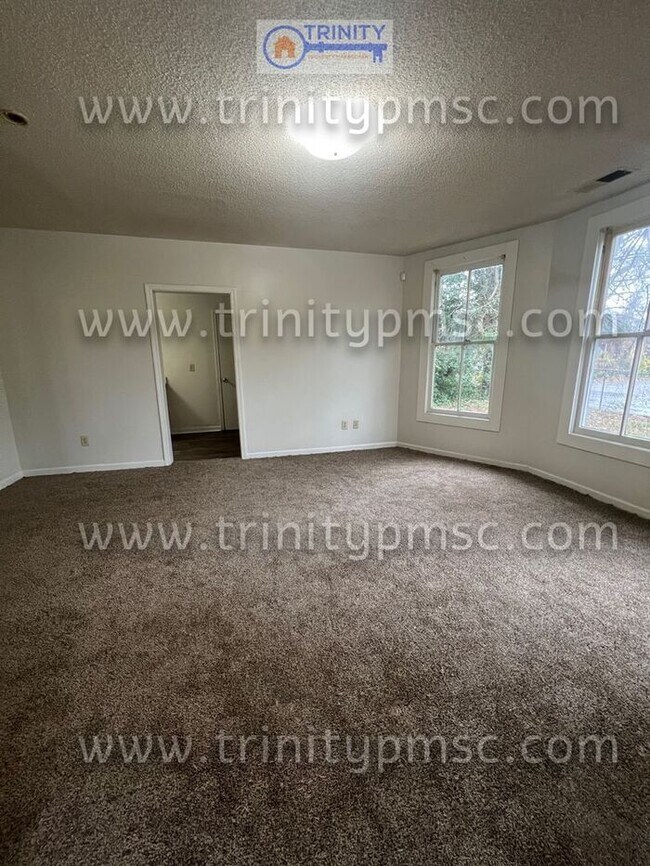 Building Photo - Recently renovated! Must see!