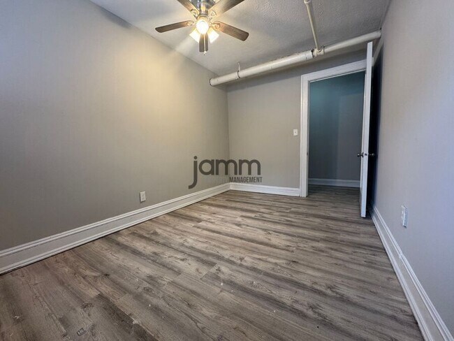 Building Photo - 2773 Hampshire-Unit 3