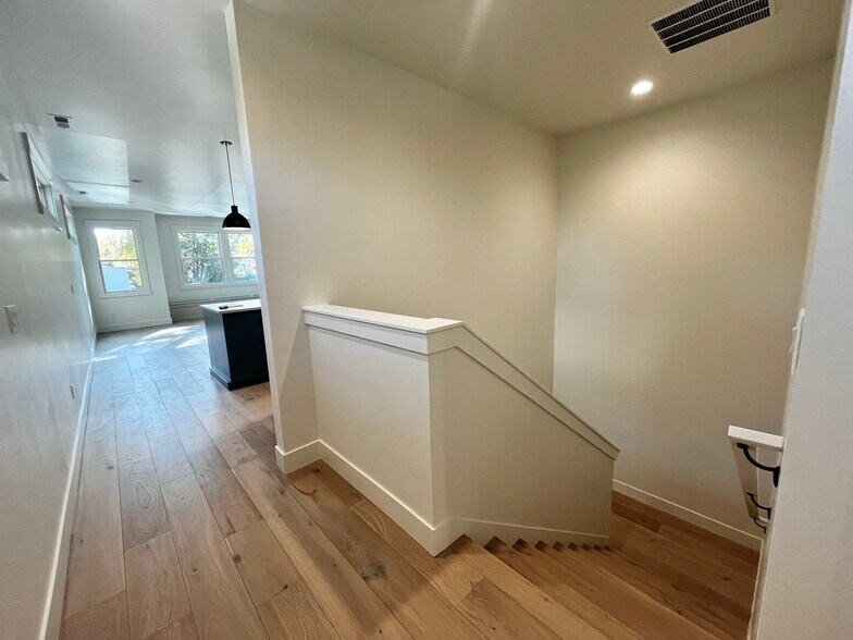 Building Photo - 626 E Krall St