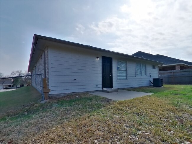 Building Photo - 423 Lazy Ln