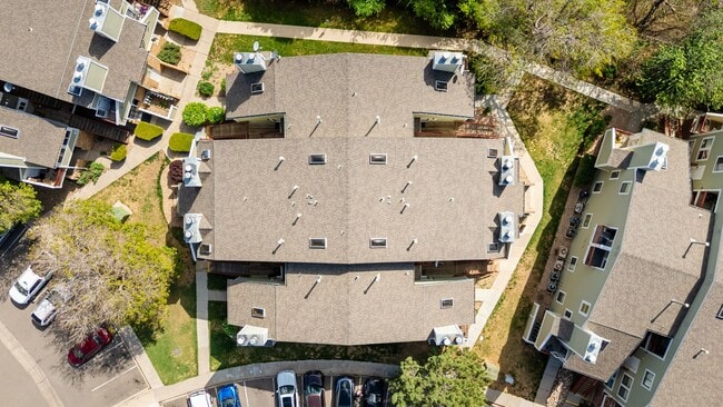 Building Photo - 932 S Dearborn Way