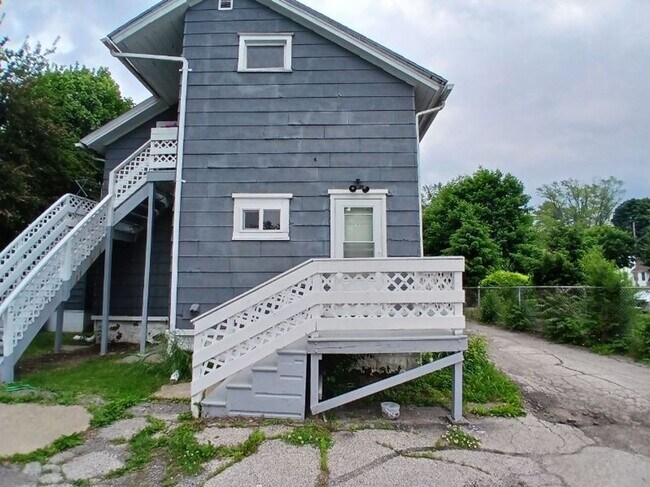 Building Photo - 306 N Elm Ave