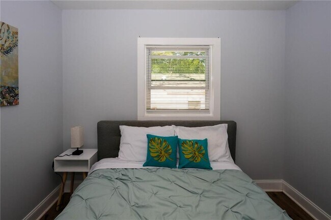 Building Photo - 1809 Vesta Ave