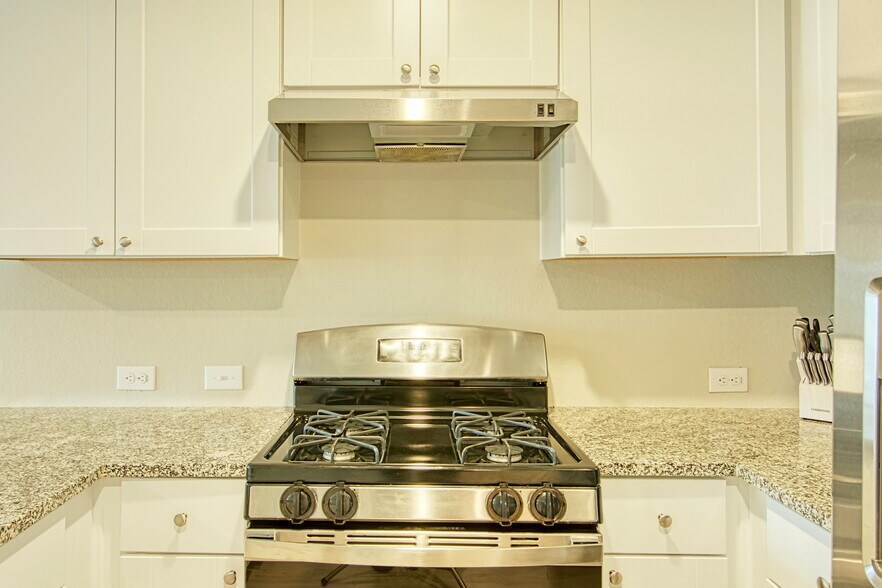 Building Photo - 12668 Saverne Way
