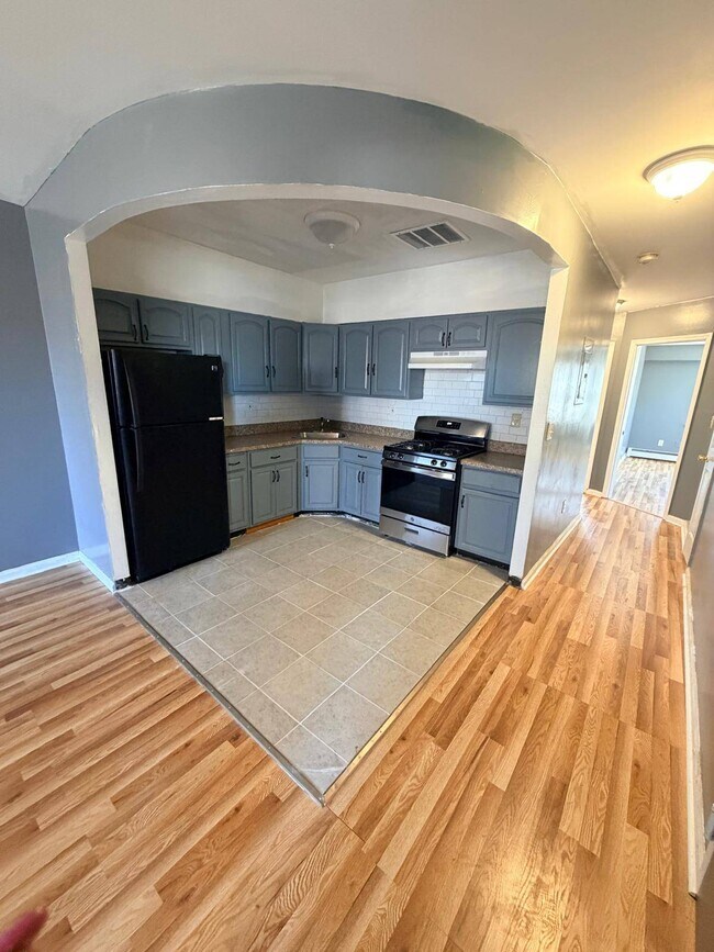 Building Photo - 392 Montauk Ave.