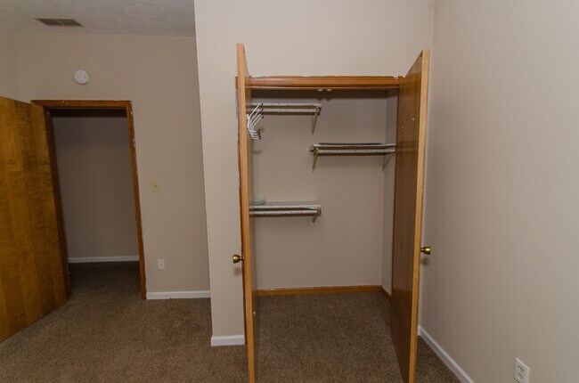 Building Photo - 4 bedroom, 1 bath home: Available July 2026!