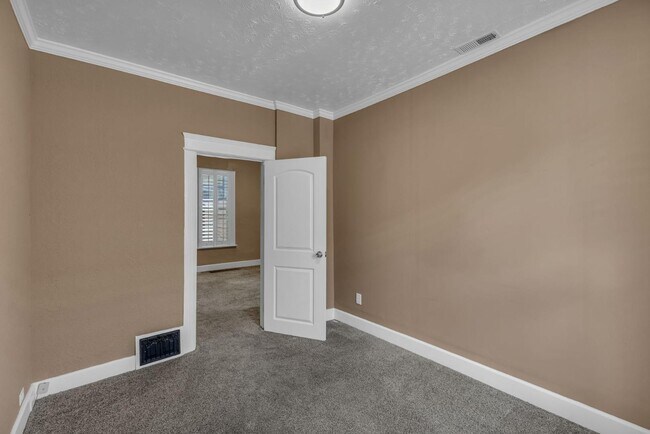 Building Photo - 951 E 700 S