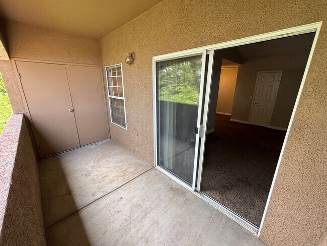 Building Photo - Cozy 1Bed/1Bath 2nd floor Condo in Henderson!  MOVE IN SPECIAL- $300 OFF FIRST MONTHS RENT!