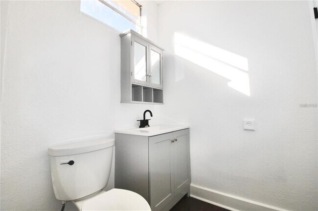 Building Photo - 610 Dundee Rd