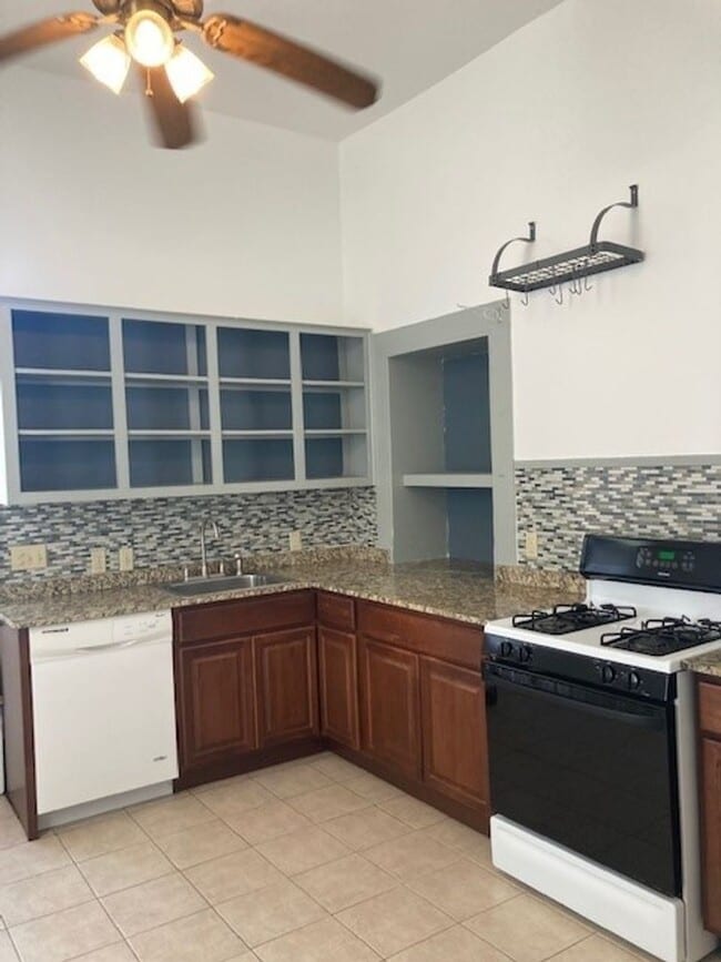 Building Photo - 3349 Dumaine St