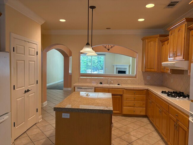 Building Photo - Spacious 1,950 Sq. Ft. Home with 3-Car Garage in Redding