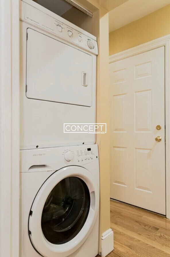 Building Photo - 166 Boylston St