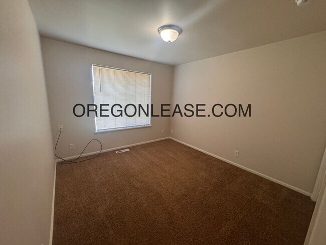 Building Photo - West Eugene 3 bedroom 2 bath home