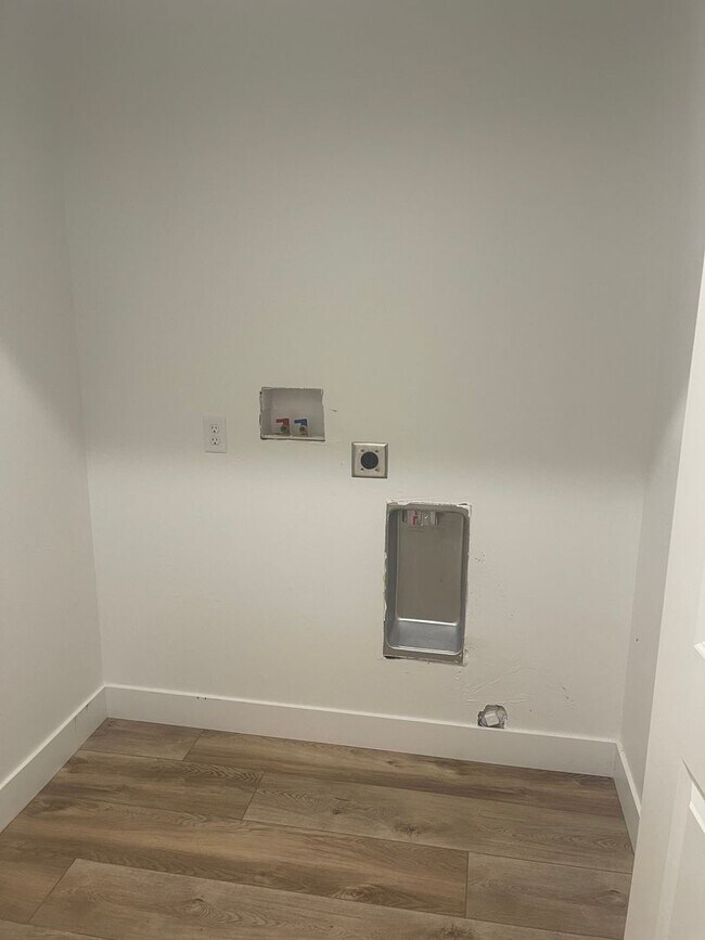 Building Photo - Lindon House