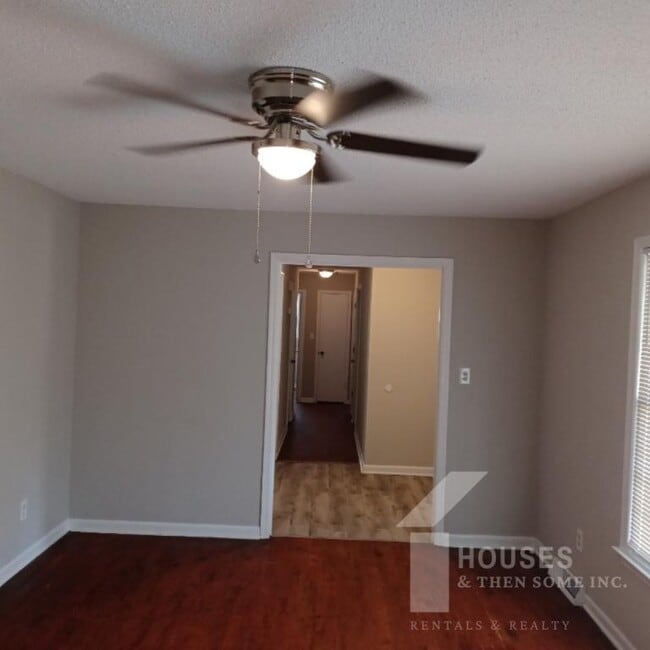 Building Photo - 218 Singing Woods Ln