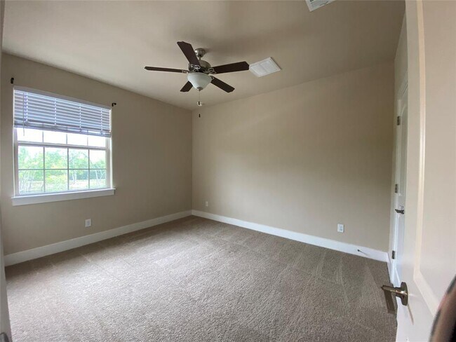 Building Photo - 351 Madison Oaks Ave