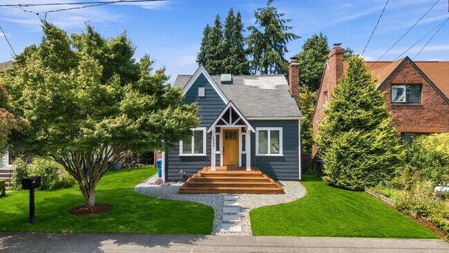 Building Photo - Gorgeous Remodeled West Seattle Craftsman w/ Air Conditioning