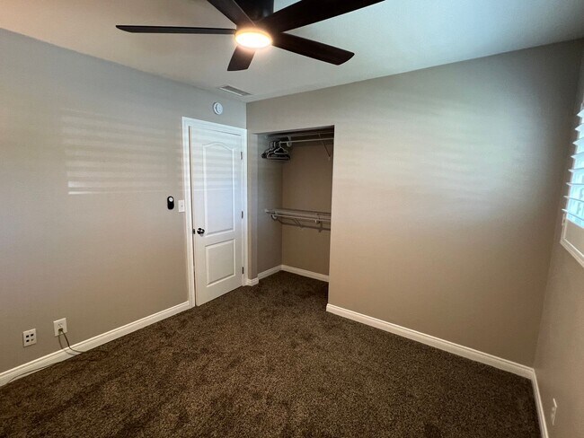 Building Photo - Great home with a Great Family Room