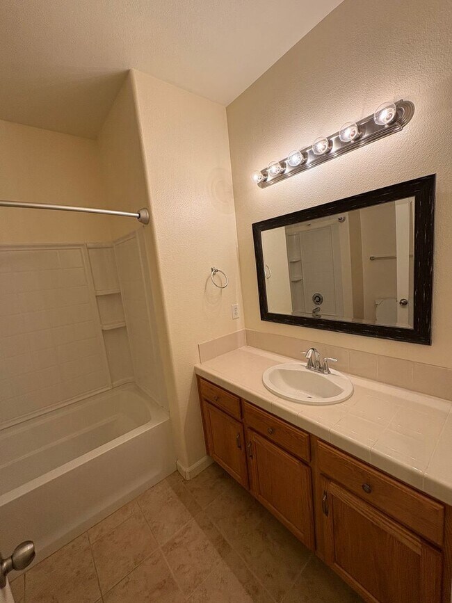 Building Photo - Immaculate NW Visalia home for rent!