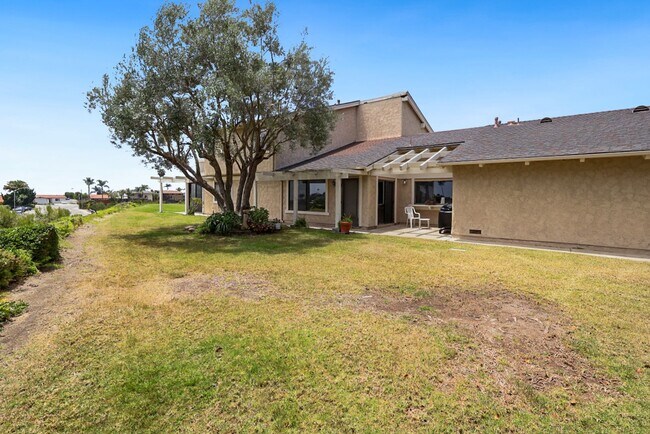 Building Photo - Beautiful Ocean & Golfcourse View!